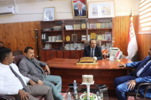 محافظ حضرموت يتفقد سير العمل في مجمع الدوائر الحكومية بسيئون ويناقش احتياجات المواطنين