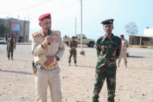 قائد المنطقة العسكرية الثانية يتفقد معسكر الكتيبة الخاصة ويشيد بجهودهم في حفظ الأمن وإسناد القوات الأمنية بالمكلا