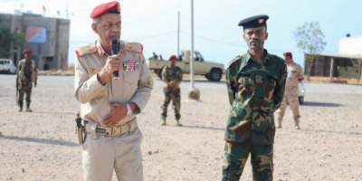 قائد المنطقة العسكرية الثانية يتفقد معسكر الكتيبة الخاصة ويشيد بجهودهم في حفظ الأمن وإسناد القوات الأمنية بالمكلا