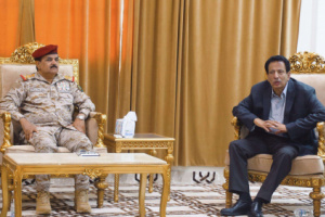 وزير الدفاع يشيد بجهود الاجهزة الأمنية والعسكرية بمحافظة المهرة