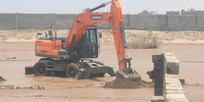 مدير مياه عدن يتفقد أعمال إصلاح الخط الرئيسي المتضرر من السيول