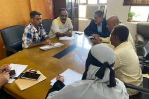 مدير عا خورمكسر  يبحث مع مؤسسة المياه آليات شفط الأمطار وفتح سدات الصرف بالمديرية