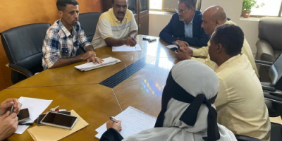 مدير عا خورمكسر  يبحث مع مؤسسة المياه آليات شفط الأمطار وفتح سدات الصرف بالمديرية