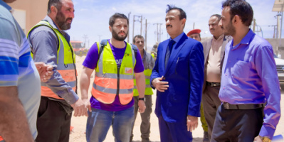 المحافظ بن الوزير يشيد بنجاح التشغيل التجريبي لمشروع الطاقة الشمسية في شبوة