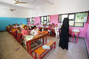 المعلم في الجنوب.. بين مطرقة الأزمة الاقتصادية وسندان المرتبات الهزيلة