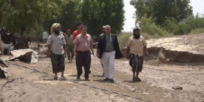 فريق التوجيه والرقابة الرئاسي يتفقد قرية المناصرة وانتقالي لحج يقوم بتدخل عاجل لحماية المتضررين من السيول بالقرية