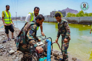 قوات الحزام الأمني تواصل جهود إنقاذ المتضررين من السيول في العاصمة عدن