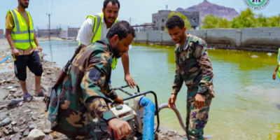 قوات الحزام الأمني تواصل جهود إنقاذ المتضررين من السيول في العاصمة عدن