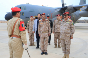 وزير الدفاع يصل المكلا ضمن جولة تشمل عدداً من المحافظات