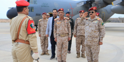 وزير الدفاع يصل المكلا ضمن جولة تشمل عدداً من المحافظات