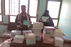 انتقالي المسيمير يقدم مستلزمات تعليمية لمدرسة الشهيد عباس للبنين