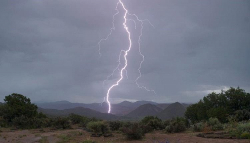 صاعقة قاتلة في جازان.. تخطف حياة يمني أثناء العمل بالسعودية