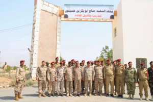 وزير الدفاع يعقد اجتماعاً موسعاً بقيادة المنطقة الثانية ويفتتح معهد تأهيل القادة