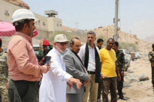 محافظ حضرموت يتفقد أعمال جسر المنورة المعلق بخور المكلا