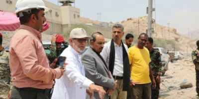 محافظ حضرموت يتفقد أعمال جسر المنورة المعلق بخور المكلا