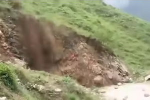 انهيار لصخور في مديرية جبل بالمحويت