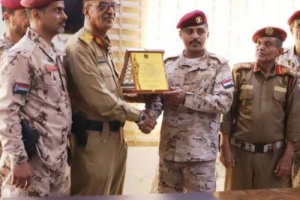 مدير دائرة التوجيه المعنوي لقواتنا المسلحة يكرّم قائد اللواء الثاني حزم بدرع الشكر والتقدير