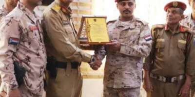 مدير دائرة التوجيه المعنوي لقواتنا المسلحة يكرّم قائد اللواء الثاني حزم بدرع الشكر والتقدير