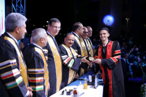 وزير النقل يشارك في حفل تخرج دفعة جديدة من طلبة البكالوريوس بالأكاديمية العربية بفرع العلمين