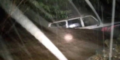 سيول الأمطار تضرب قرية في إب