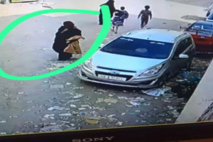 امرأة مجهولة تثير الذعر في مدينة السلام بعد طرقها العنيف لأبواب المنازل في عدن