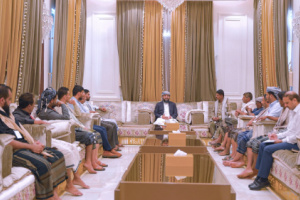 المحرّمي يعقد لقاءً بأسرة المختطف "عشال" وعدد من وجهاء الجعادنة لمناقشة مستجدات القضية