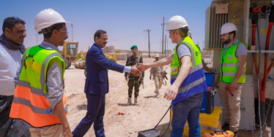 المحافظ بن الوزير يطلع على مستوى التجهيزات الفنية بمحطة كهرباء عتق، وخطة توزيع توليد الطاقة الشمسية