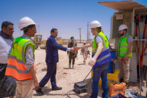 المحافظ بن الوزير يطلع على مستوى التجهيزات الفنية بمحطة كهرباء عتق وخطة توزيع توليد الطاقة الشمسية