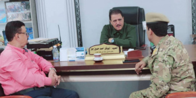 نائب مدير أمن عدن يناقش مع مدير جوازات خور مكسر التحديات الإدارية وآليات معالجتها
