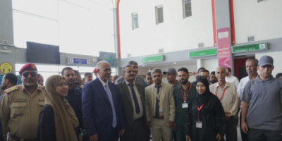 الرئيس الزُبيدي يودّع طلاب المنحة الدراسية الإماراتية إلى أبوظبي ويحثهم على التميز العلمي