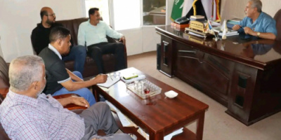 فريق التوجيه والرقابة الرئاسي يلتقي مدير مكتب الإعلام بساحل حضرموت