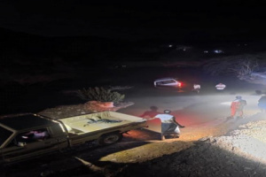 سيول الامطار تجرف ثلاث سيارات في شبوة