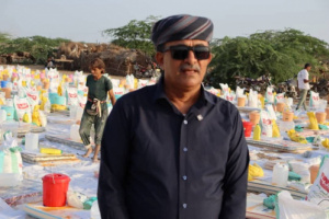 نائب رئيس انتقالي أبين يشرف على توزيع السلة الغذائية لمتضرري السيول بخنفر
