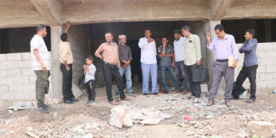 فريق التوجيه يطلع على سير العمل في مشروع إعادة تأهيل ملعب نادي الصمود بالضالع