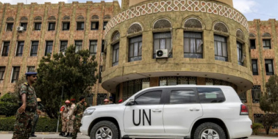 معهد أمريكي ينتقد صمت الأمم المتحدة تجاه انتهاكات الحوثيين ويدعو لتعليق أنشطتها في مناطق سيطرتهم