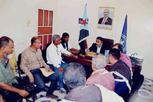 رئيس انتقالي أبين يلتقي بمدير عام مكتب النقل ورئيس اللجنة النقابية لسائقي الأجرة بالمحافظة