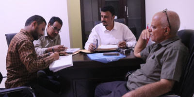 فريق الرقابة والتوجيه الرئاسي يعقد اجتماعاً مع مدير عام الأشغال العامة والطرق بمحافظة الضالع