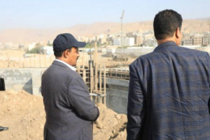 محافظ حضرموت يتفقد الأعمال الإنشائية في جسر المنورة