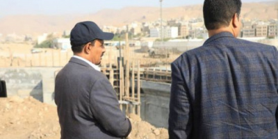محافظ حضرموت يتفقد الأعمال الإنشائية في جسر المنورة