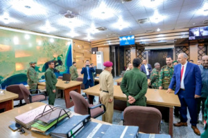الرئيس الزُبيدي يزور شرطة العاصمة عدن ويطّلع على سير العمل في إداراتها