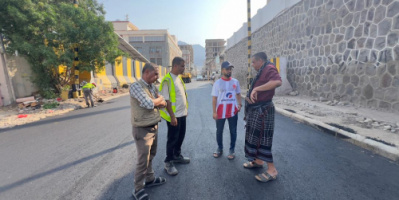 مدير صيرة يطلع على أعمال سفلتة خط البنك المركزي بعدن