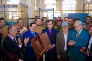 المحافظ بن الوزير يرحب باستئناف تدشين الرحلات الجوية في مطار عتق الدولي 