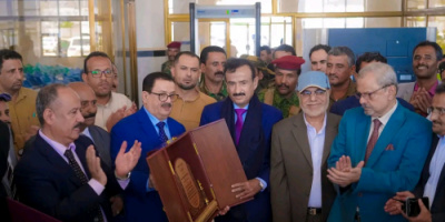 المحافظ بن الوزير يرحب باستئناف تدشين الرحلات الجوية في مطار عتق الدولي 