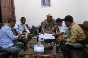 محافظ سقطرى يناقش إجراءات تسوير أراضي الدولة المخصصة للمصلحة العامة