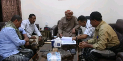 محافظ سقطرى يناقش إجراءات تسوير أراضي الدولة المخصصة للمصلحة العامة