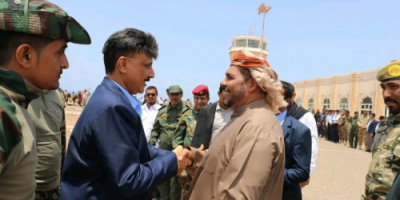 المحافظ الثقلي يستقبل قائد القوات الخاصة اللواء فضل باعش في مطار سقطرى الدولي