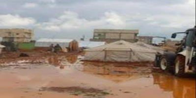 سيول تغرق مساكن النازحين وموجة غبار تخنق أحور في أبين