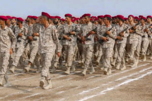 بحضور وزير الدفاع .. وحدات رمزية من قوات العمالقة الجنوبية تنظم عرضًا عسكريًّا مهيبًا