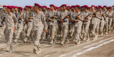 بحضور وزير الدفاع .. وحدات رمزية من قوات العمالقة الجنوبية تنظم عرضًا عسكريًّا مهيبًا