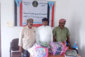 انتقالي رخية يدشن توزيع الحقيبة المدرسية لطلاب المرحلة الابتدائية